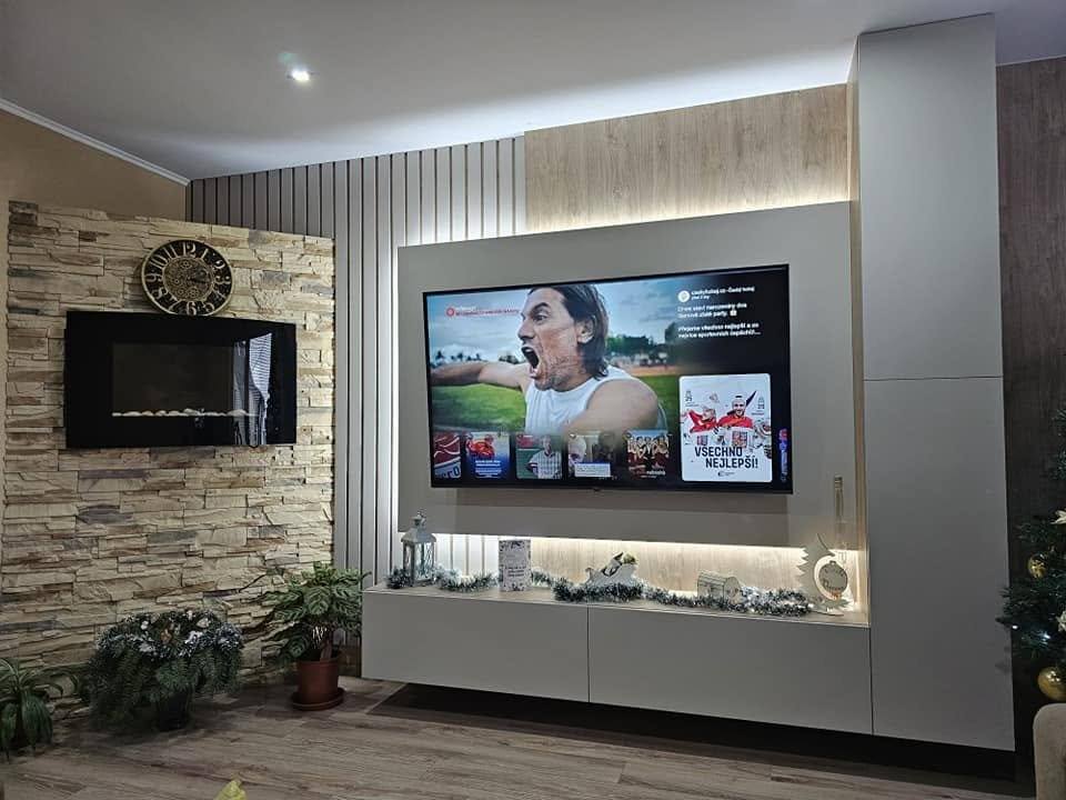 Frontansicht der TV-Wand mit LED-Licht und Hängeelement