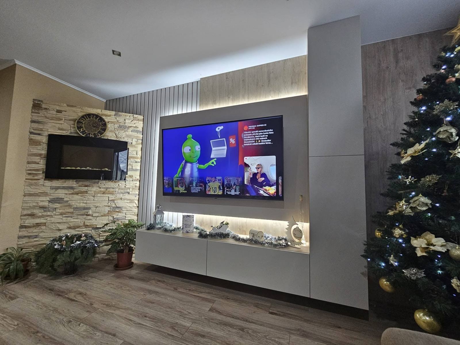 TV stena s vysokou sivou skriňou a podsvieteným panelom