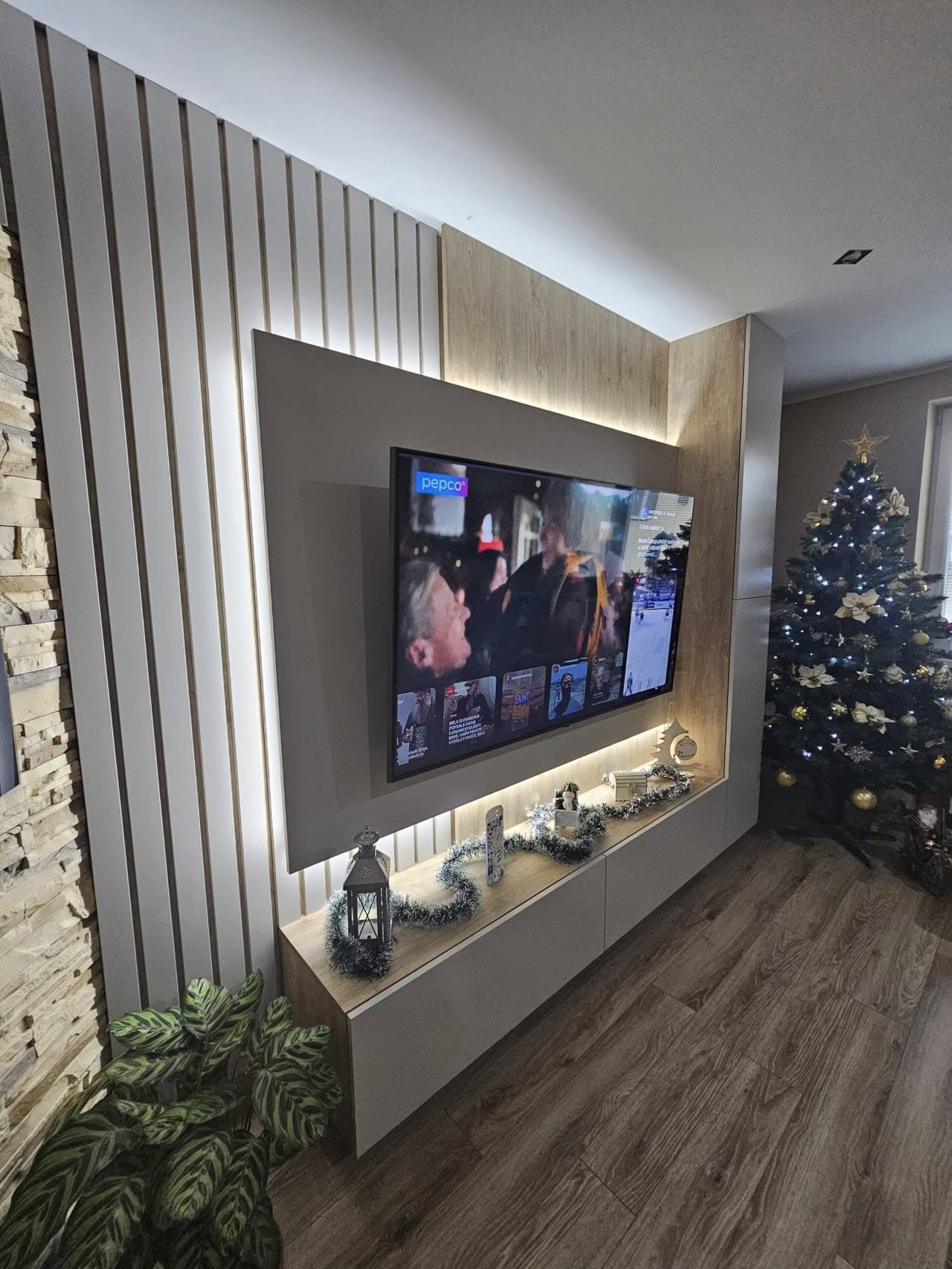 Bočný pohľad na TV stenu so zvislými lamelami a LED svetlom
