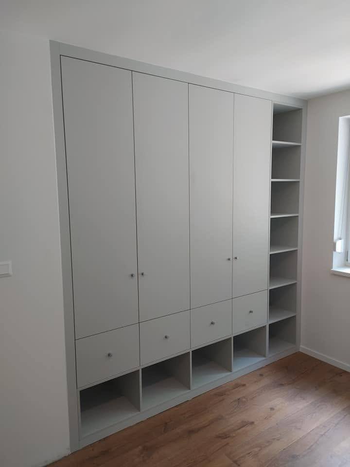 Grauer Einbaukasten mit offenen Schuhfächern und Borden