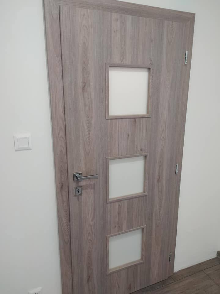Helle Eichen-Innentür mit drei matten Glasfeldern und Blockzarge