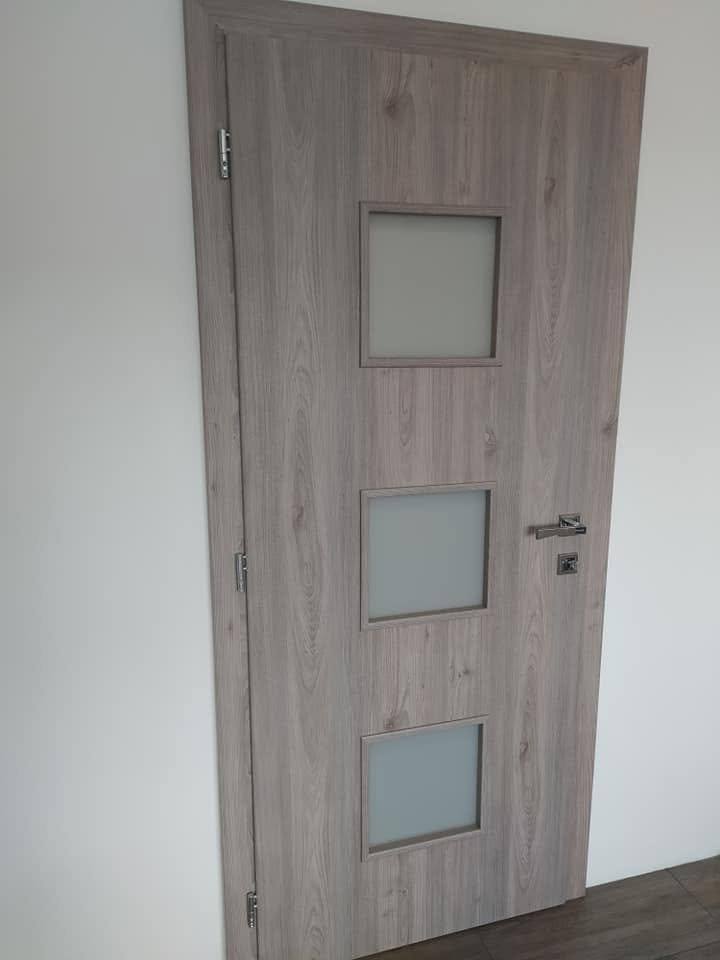 Innentür in grauer Eichenoptik mit drei quadratischen Glasfeldern