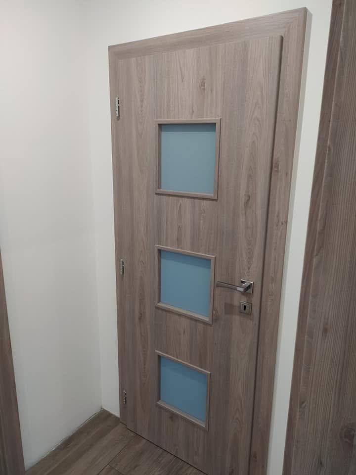 Innentür in grauem Dekor mit drei Glasfeldern im Flur