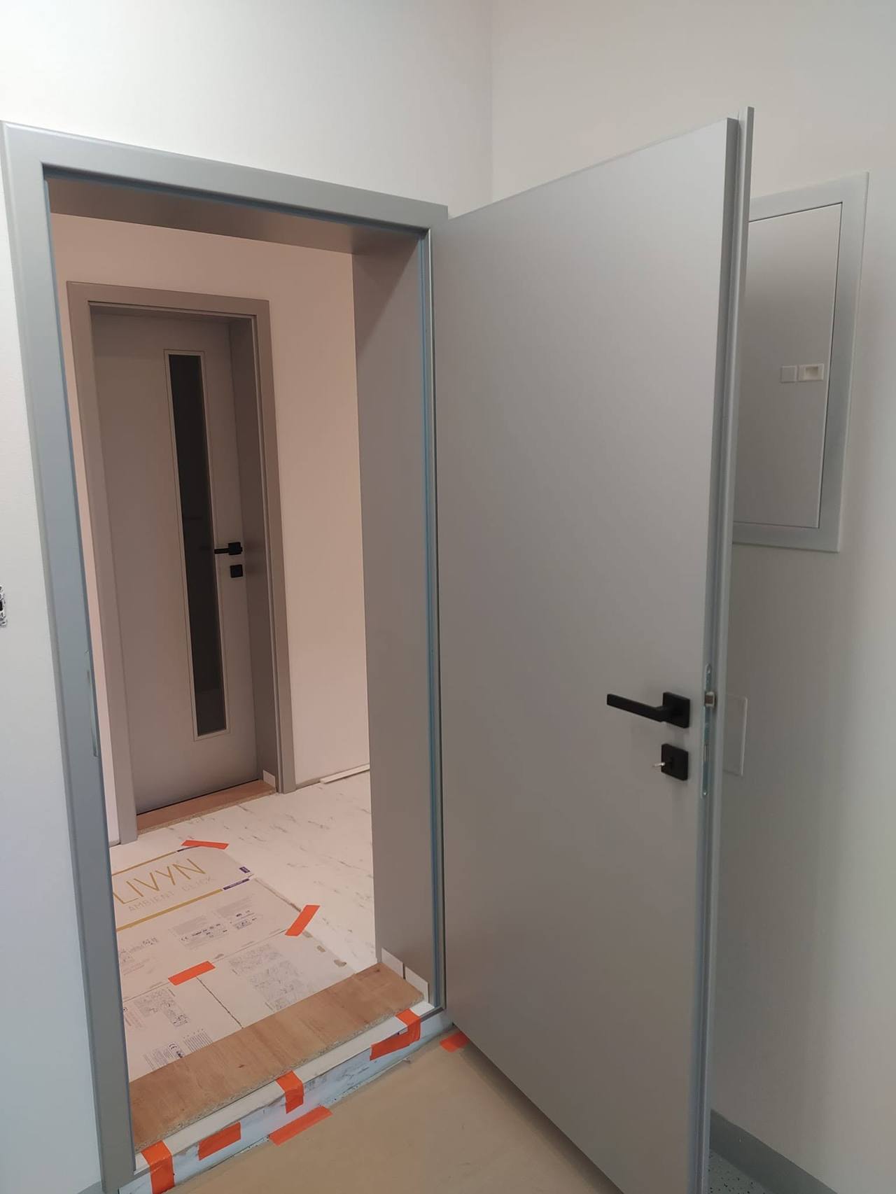 Geöffnete graue Volltür während der Endmontage