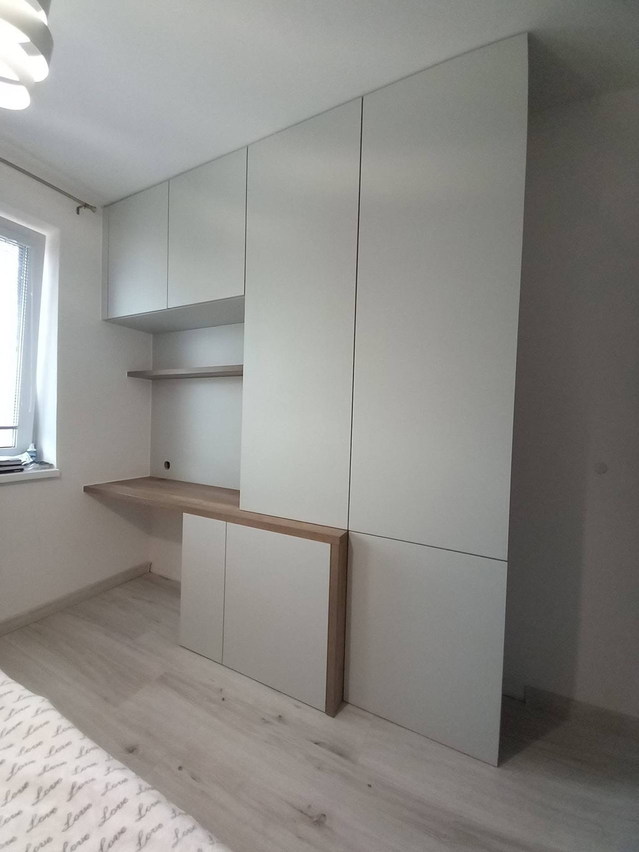 Grauweiße Kastenwand mit Eichen-Arbeitsnische am Fenster