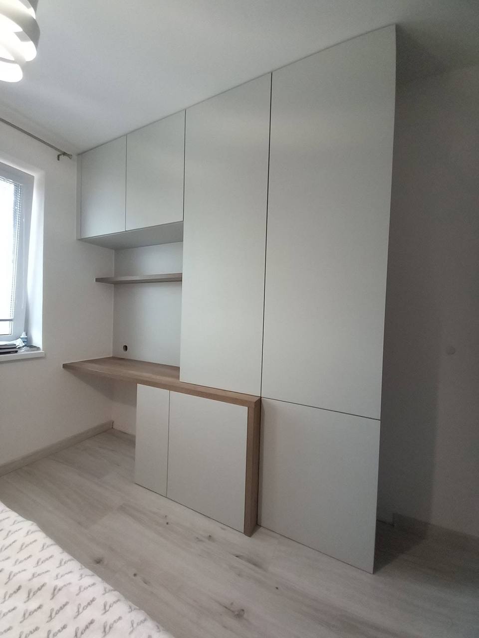 Grauweiße Kastenwand mit Eichen-Arbeitsnische am Fenster