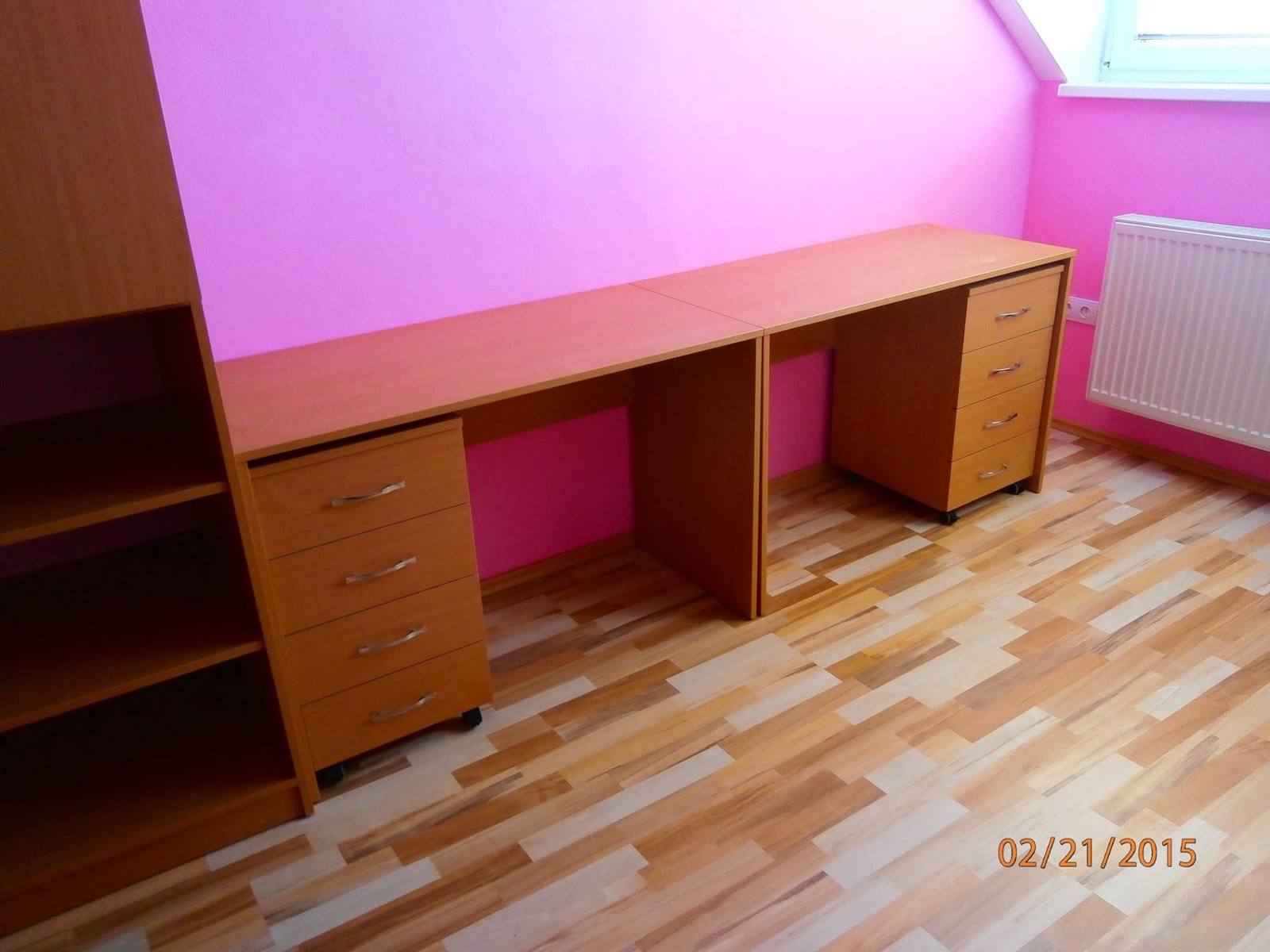 Schreibtisch in Kirschbaumoptik vor rosa Wand im Dachzimmer