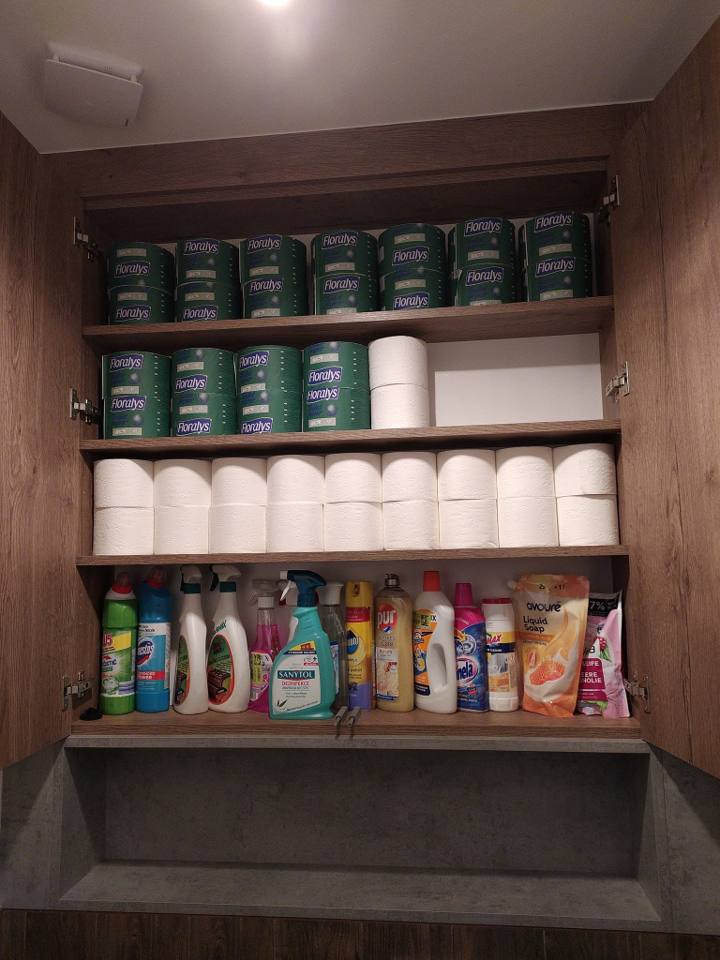 Offener Stauraumschrank mit Regalen für Vorräte und Drogerieartikel