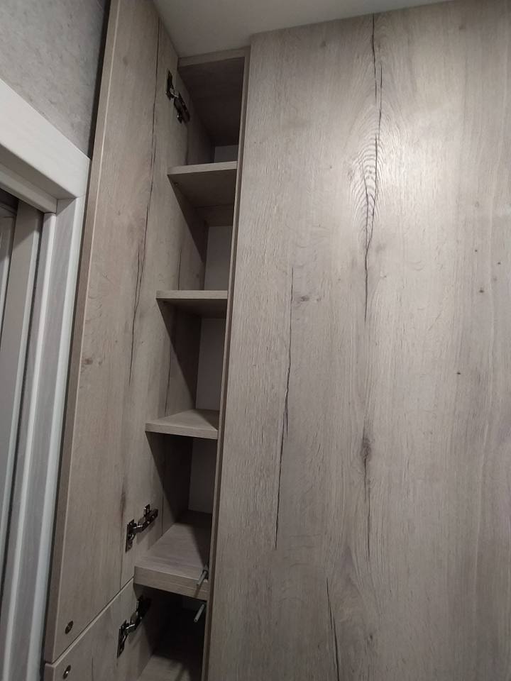 Offener Kasten im Dekor Grau-Eiche mit Regalen