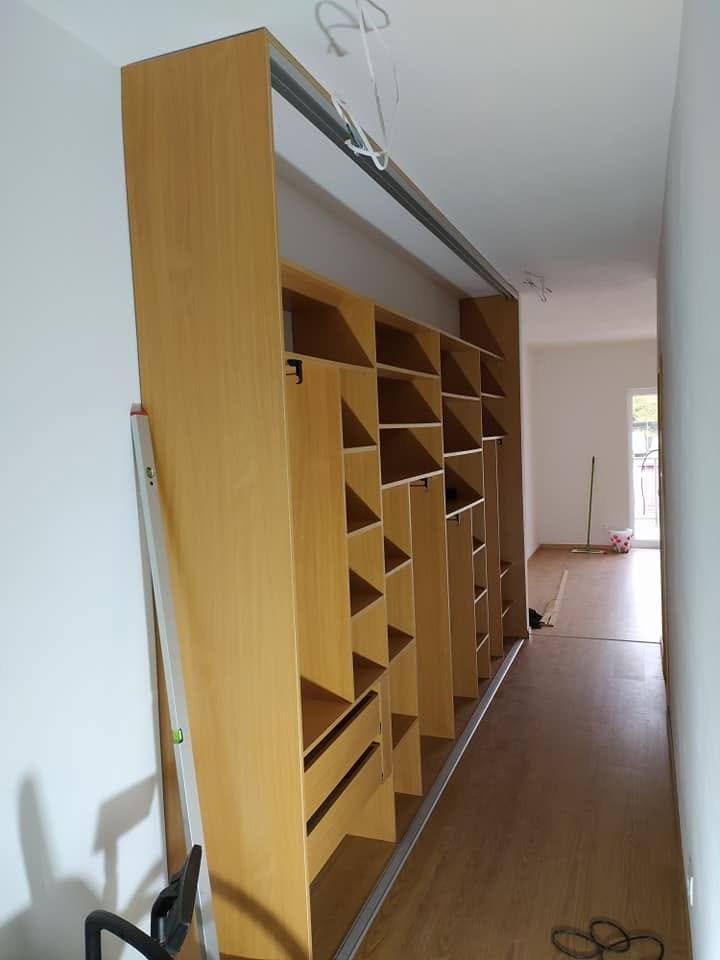 Lange Buchen-Kastenwand mit offenen Regalen im Vorzimmer