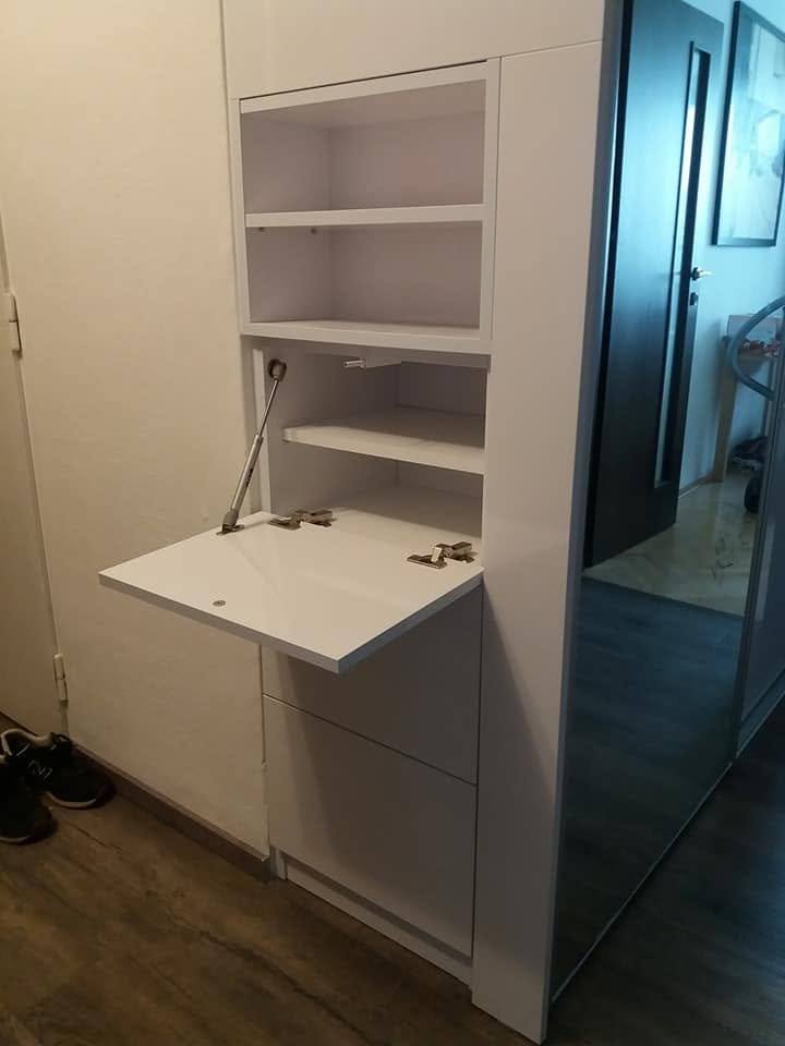 Weiße Regalkombination mit ausklappbarem kleinem Schreibtisch