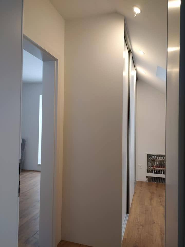Weißer Einbaukasten im Vorzimmer, Blick durch die Tür