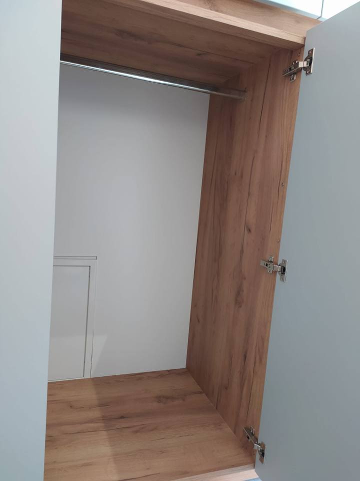 Offener Kasten mit Eichenkorpus und Kleiderstange