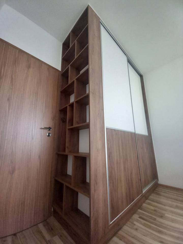 Nussbaum-Schwebetürenkasten mit Seitenregal und weißer Füllung