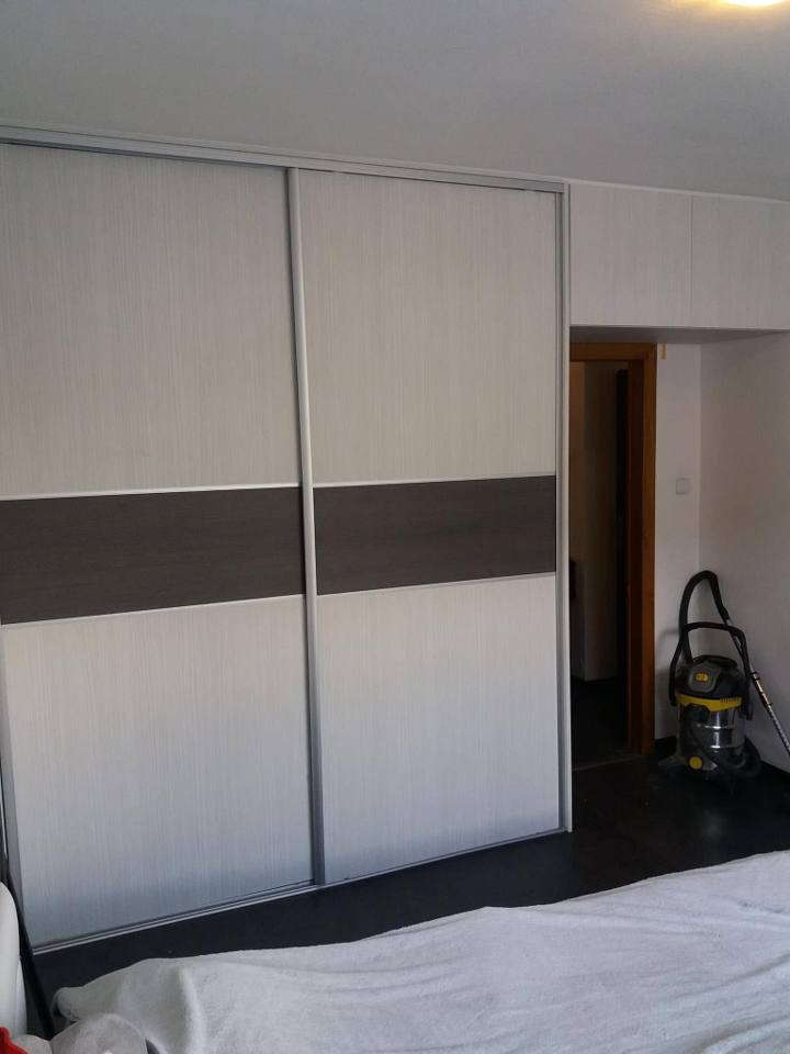 Heller Eichen-Schwebetürenkasten mit dunklem Streifen im Schlafzimmer