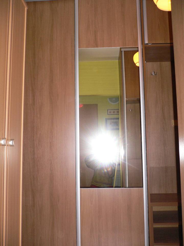 Schwebetürenkasten im Kirschbaumdekor mit schmalem Spiegelstreifen