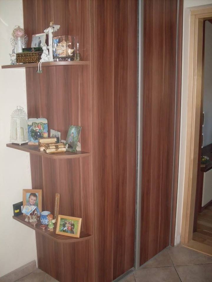 Nussbaum-Schwebetürenkasten mit gebogenen Eckregalen und Dekorationen