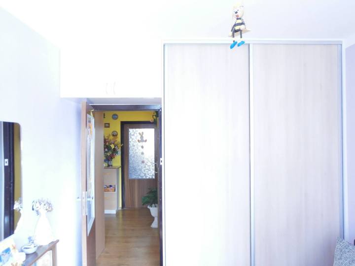Heller Schwebetürenkasten in der Zimmerecke beim Eingang zum Vorzimmer