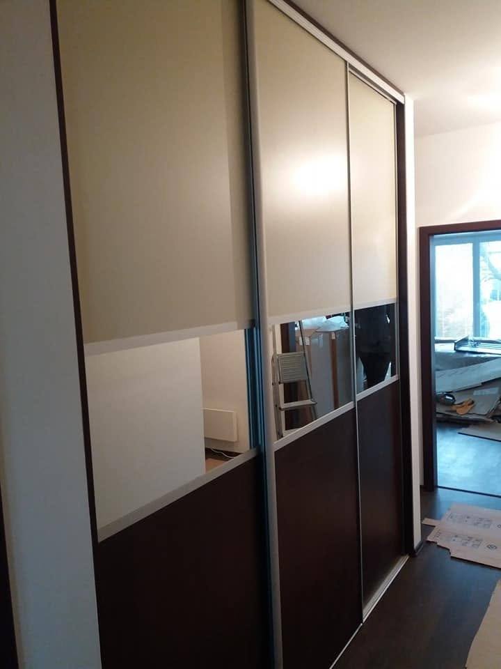 Schrank mit cremefarbenen oberen und dunklen Wenge-Feldern