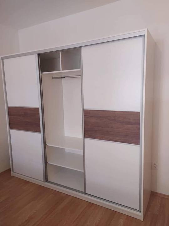 Schrank mit cremefarbenen Flügeln und offenem Mittelteil