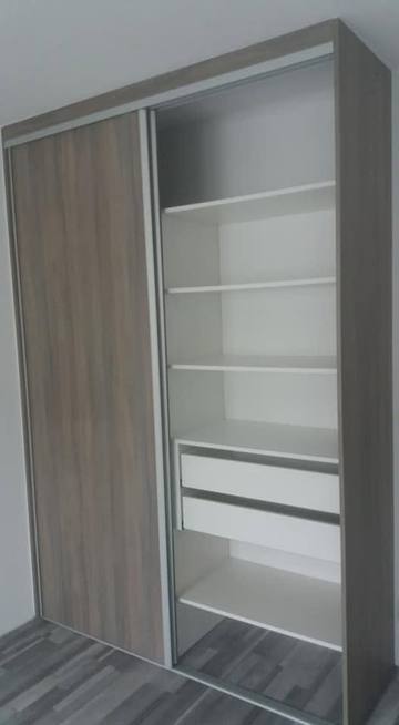 Kasten in grauem Eiche-Dekor, geöffnet mit Fachböden und Laden