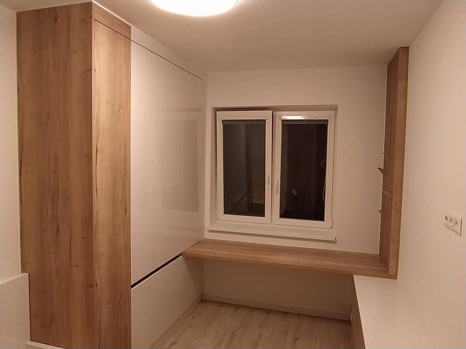 Vysoká skriňa v dubovom ráme a pracovná doska pod oknom
