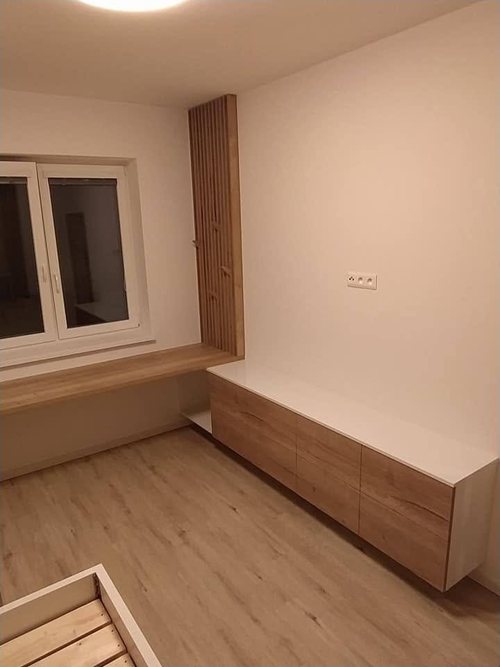 Niedrige Ladenzeile in Eichendekor entlang der Seitenwand