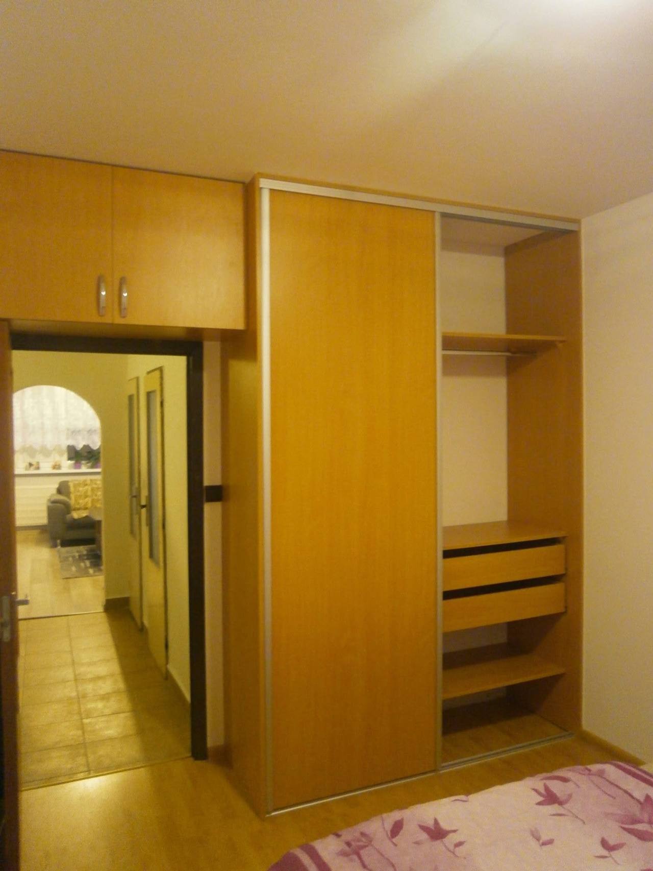 Offener Schwebetürenkasten in Erlenoptik mit Laden