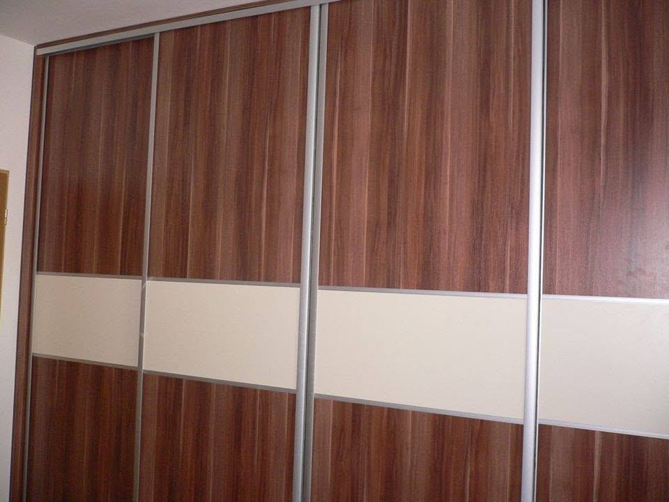Nussbaum-Schrank mit cremefarbenem Glasband auf den Türen