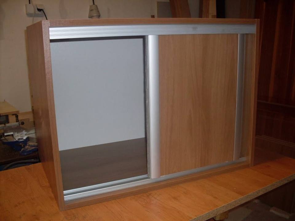 Schrank mit Schiebetüren im Aluminiumrahmen von vorne