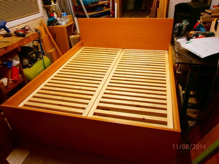 Doppelbett im warmen Holzdekor mit Lattenrost