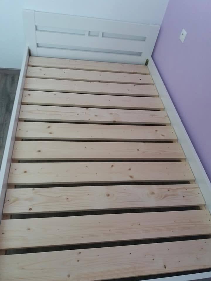 Weißes Holzbett mit massivem Kopfteil und Fichten-Lattenrost