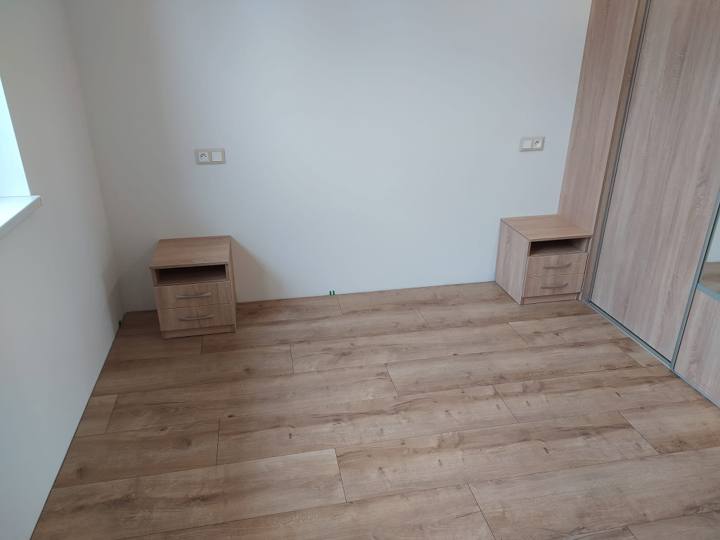 Leeres Schlafzimmer mit zwei Nachtkästchen aus Eiche
