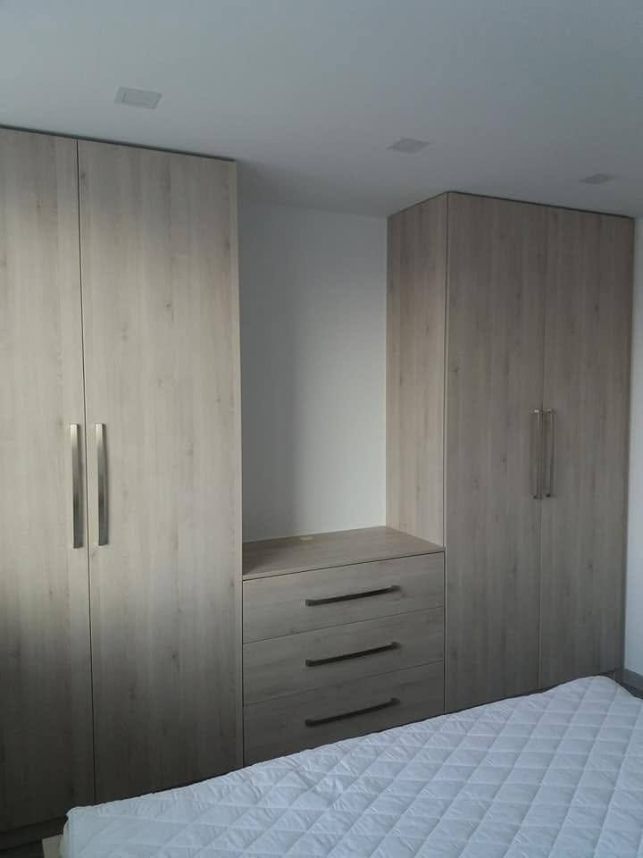 Schlafzimmer-Set aus zwei Eichenkästen mit Kommode in der Mitte