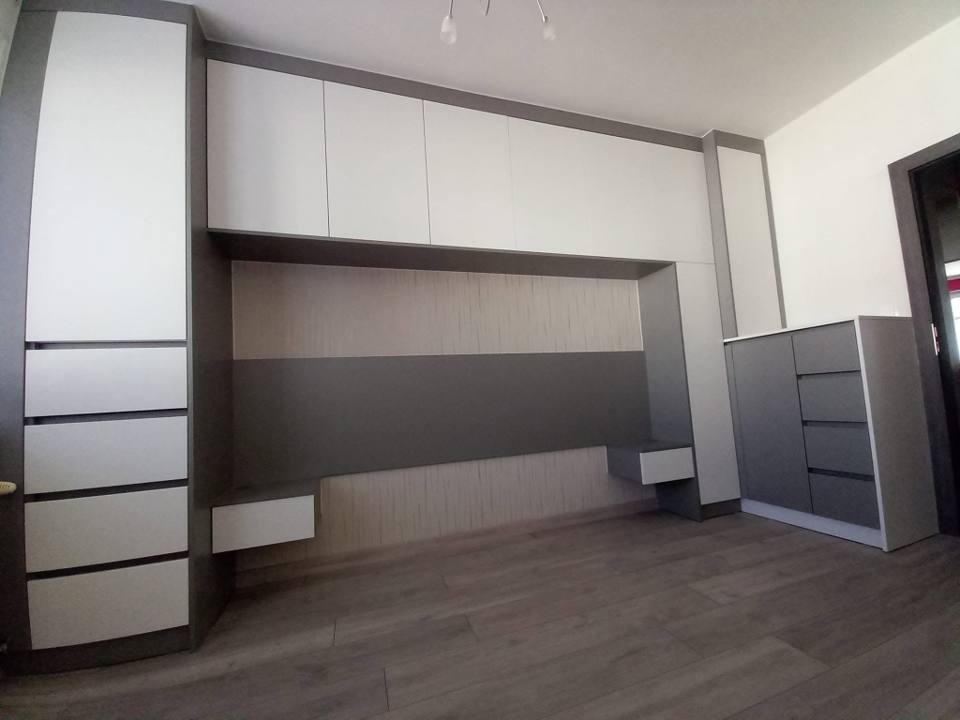 Schlafzimmerwand mit Überbau, Ladensäulen und Kommode