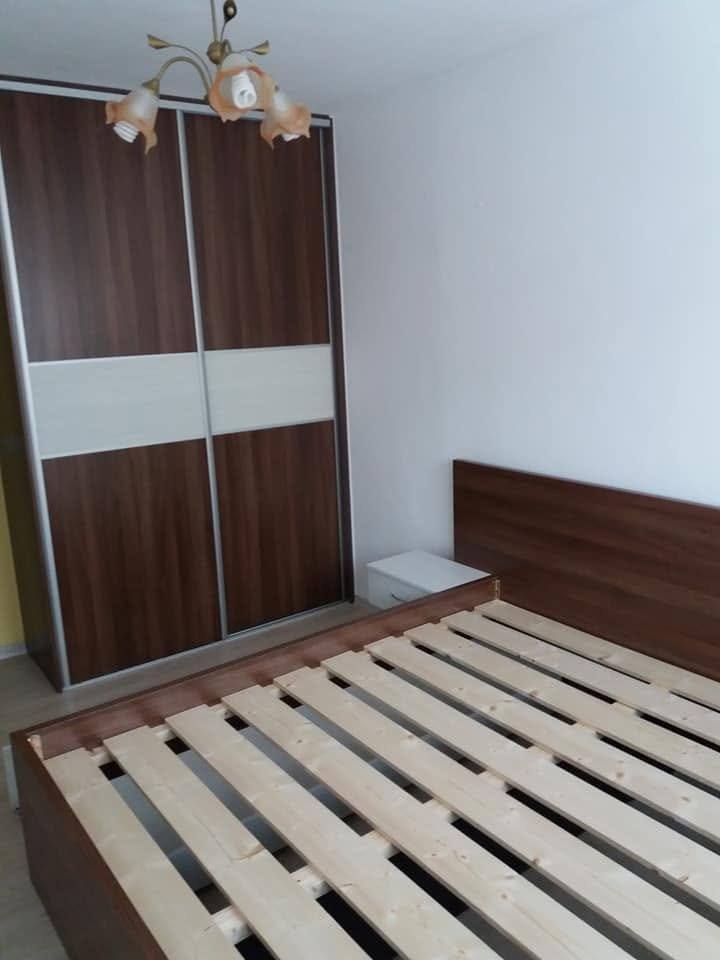 Schwebetürenkasten und Bett in dunkler Nussbaumoptik