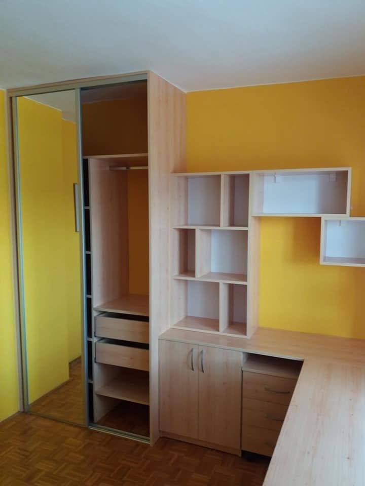Geöffneter Kasten mit Fachböden und Laden neben dem Eckschreibtisch