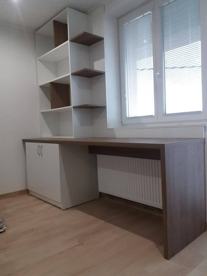 Schülerecke mit Nussbaum-Tischplatte und weißen Fachböden