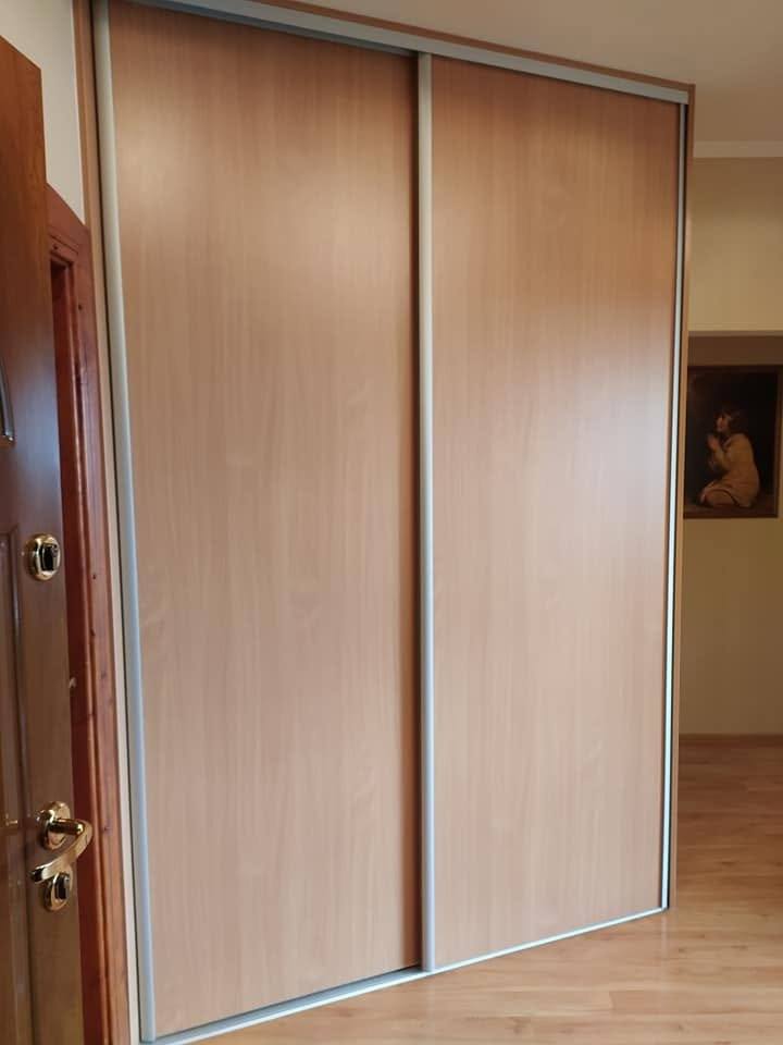 Heller Kirschdekor-Schwebetürenschrank direkt neben der Eingangstür