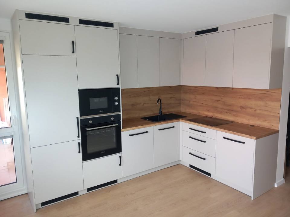 Helle L-Küche mit Hochkästen und Rückwand in Eichenoptik