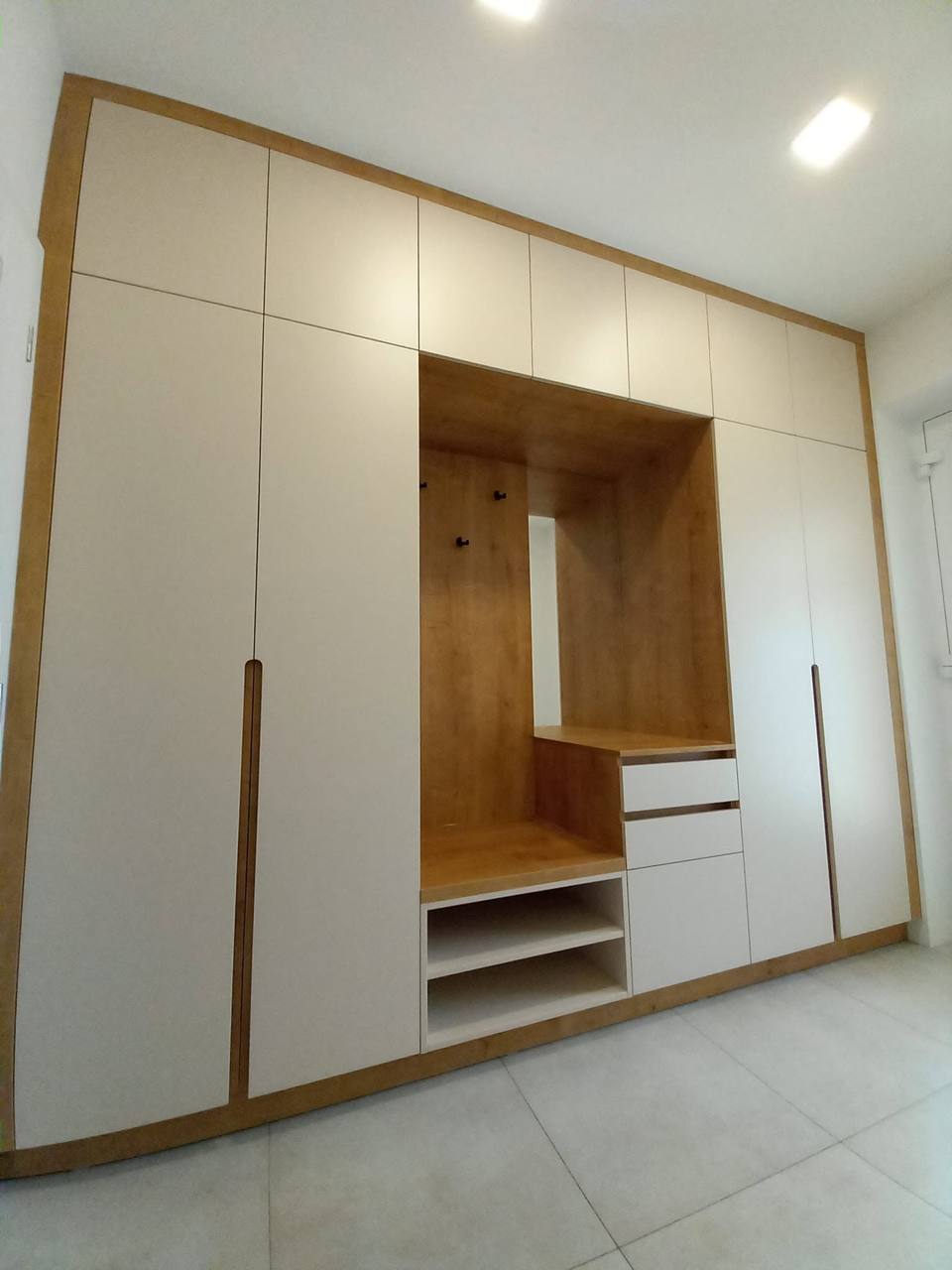 Gesamte Wand mit Nische, Laden und offenen Fächern