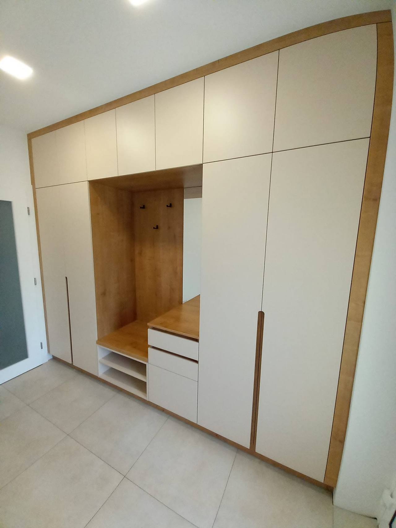 Helle Wand bis zur Decke mit Eichenrahmen und Nische
