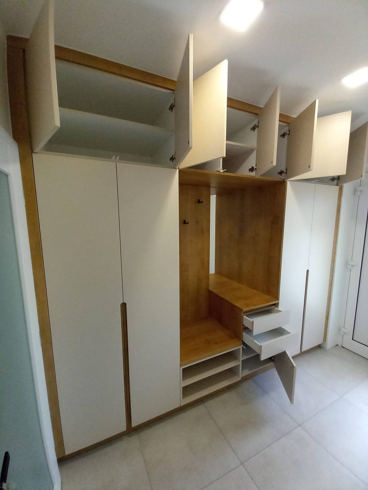 Geöffnete Oberkästen und Laden in der hellen Kombination