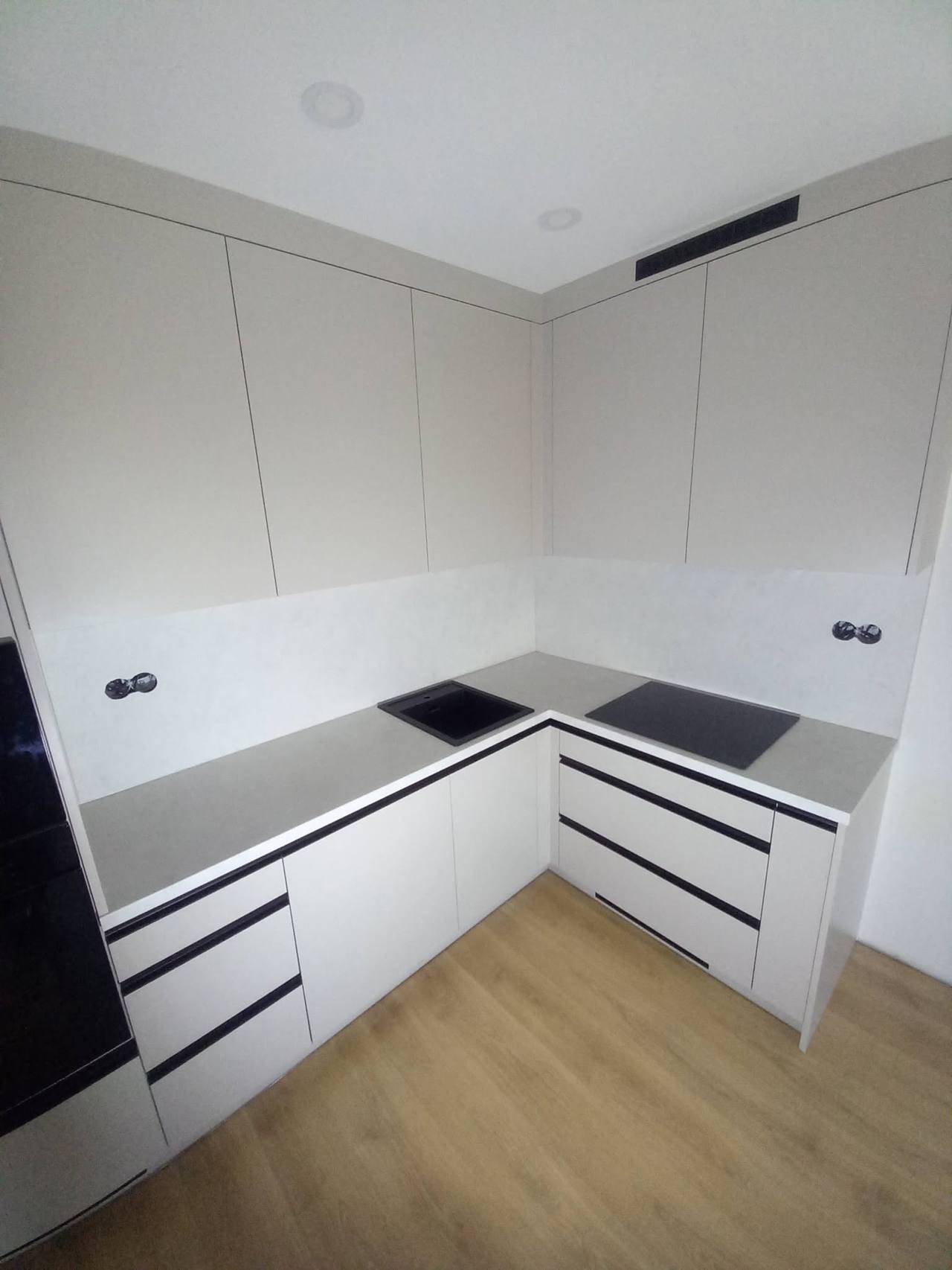 Helle Eckküche mit Hängekästen bis zur Decke