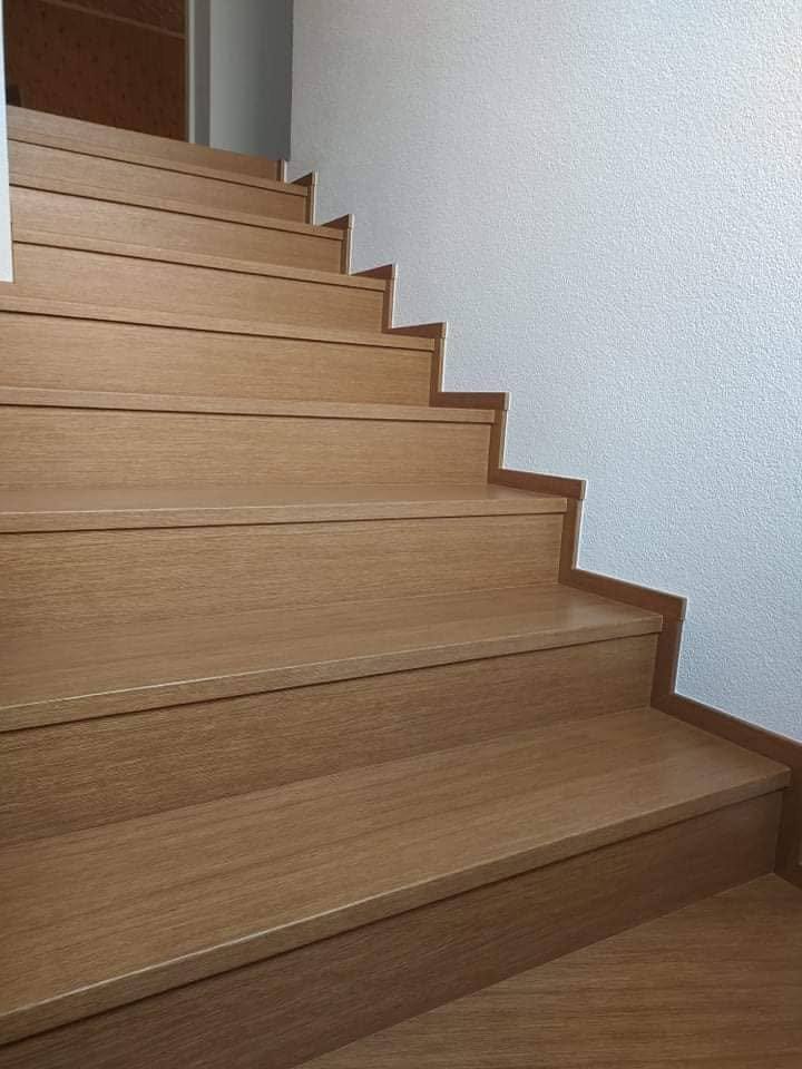 Helle Eichenstiege an der weißen Wand von unten gesehen