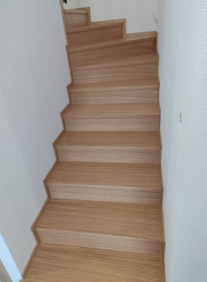 Helle Eichenstiege im schmalen Gang von unten gesehen