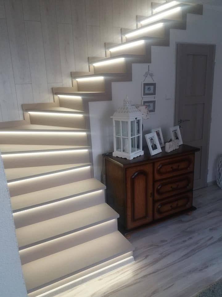 Helle Stiege mit LED-Beleuchtung jeder Stufe und Kommode