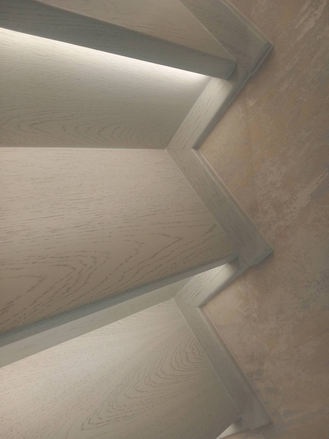 Detail der LED-Beleuchtung unter der Eichentrittstufe