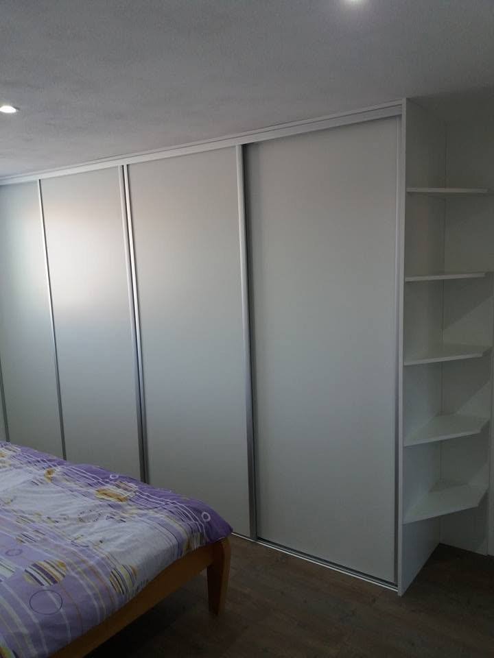 Dreitüriger Kasten über die ganze Wand neben dem Bett