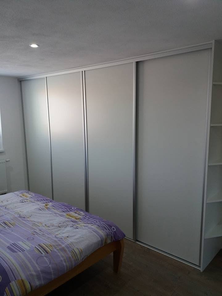 Gesamtansicht von Kasten und Bett mit Einbauspots in der Decke